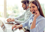 Ilustração representando um atendimento personalizado na recuperação de dados, com um especialista conversando com um cliente. Forcetech