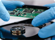 Ilustração representando o serviço de recuperação de dados em Brasília e Águas Claras, com um HD sendo restaurado - Forcetech