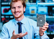 Ilustração representando resultados excepcionais na recuperação de dados, com um cliente feliz segurando um HD recuperado - forcetech