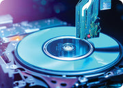 Ilustração representando técnicas avançadas de recuperação de dados, com um especialista trabalhando em um HD externo.