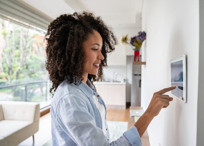 Ambiente de automação residencial com sala de estar